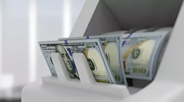 تحركات مفاجئة.. سعر الدولار في البنوك المصرية عقب قرار البنك المركزي الأخير